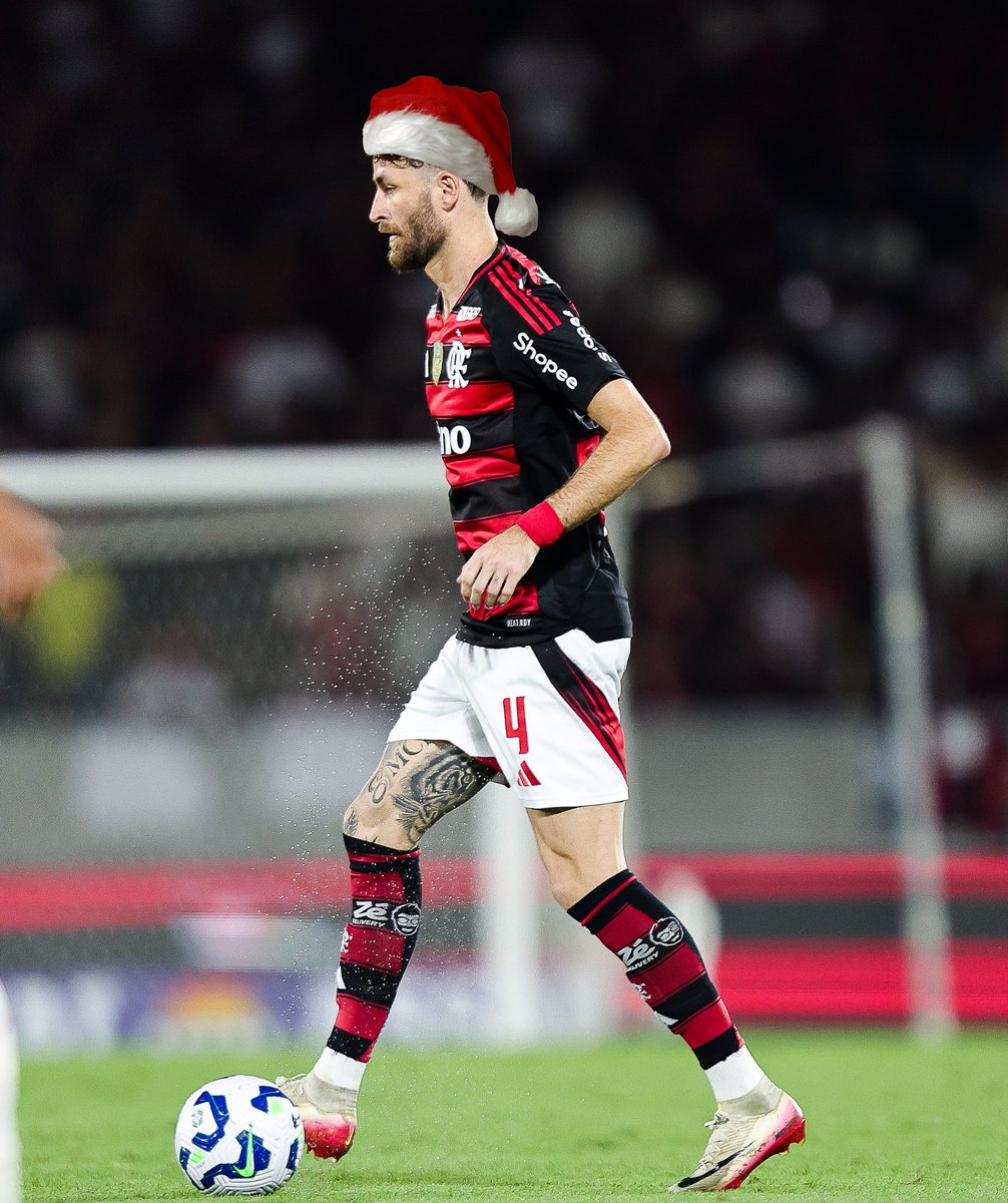 Flamengo's tweet image. Se é Natal, é tempo de comemorar. E aqui a gente comemora do nosso jeito 🎅🏆
Feliz Natal, Nação Rubro-Negro 🎄🔴⚫

#ArteEspecial
