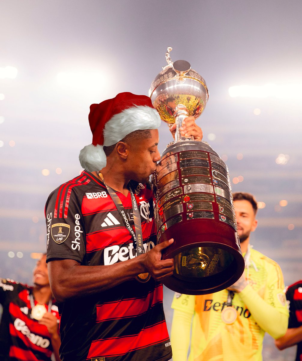 Flamengo's tweet image. Se é Natal, é tempo de comemorar. E aqui a gente comemora do nosso jeito 🎅🏆
Feliz Natal, Nação Rubro-Negro 🎄🔴⚫

#ArteEspecial