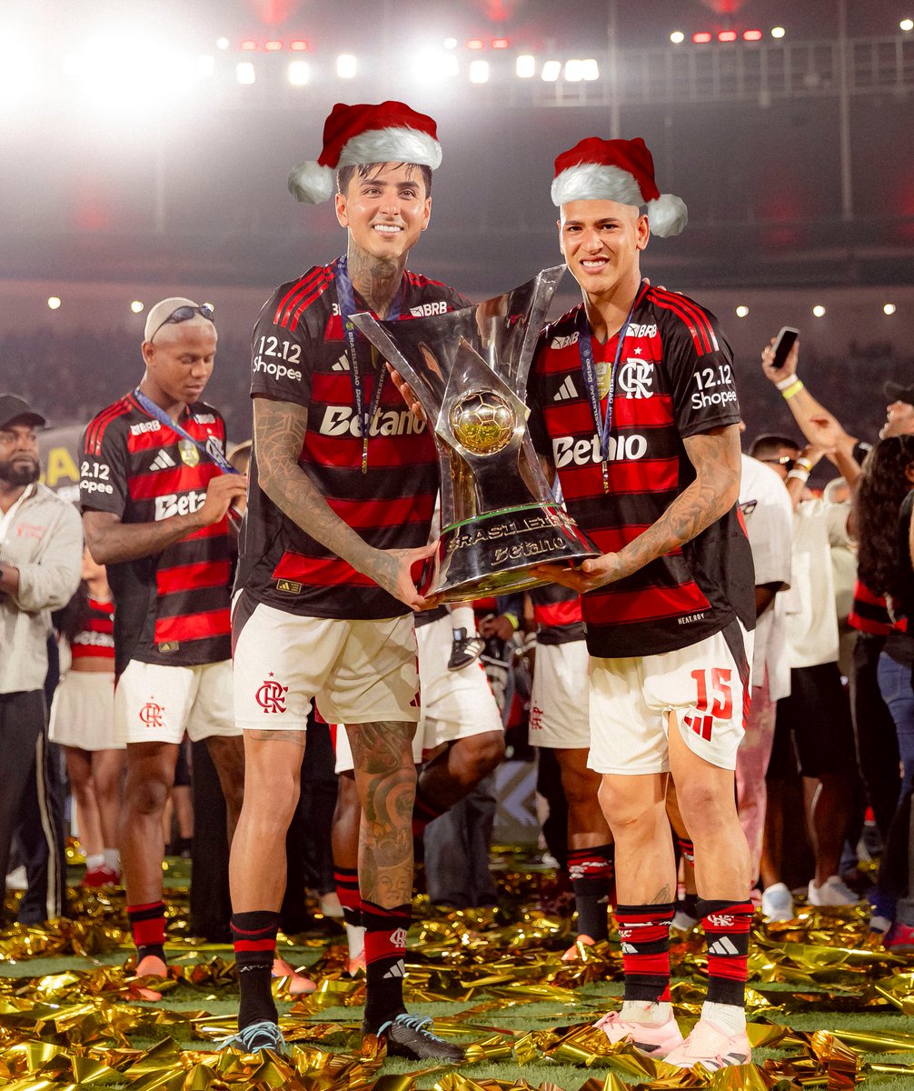 Flamengo's tweet image. Se é Natal, é tempo de comemorar. E aqui a gente comemora do nosso jeito 🎅🏆
Feliz Natal, Nação Rubro-Negro 🎄🔴⚫

#ArteEspecial