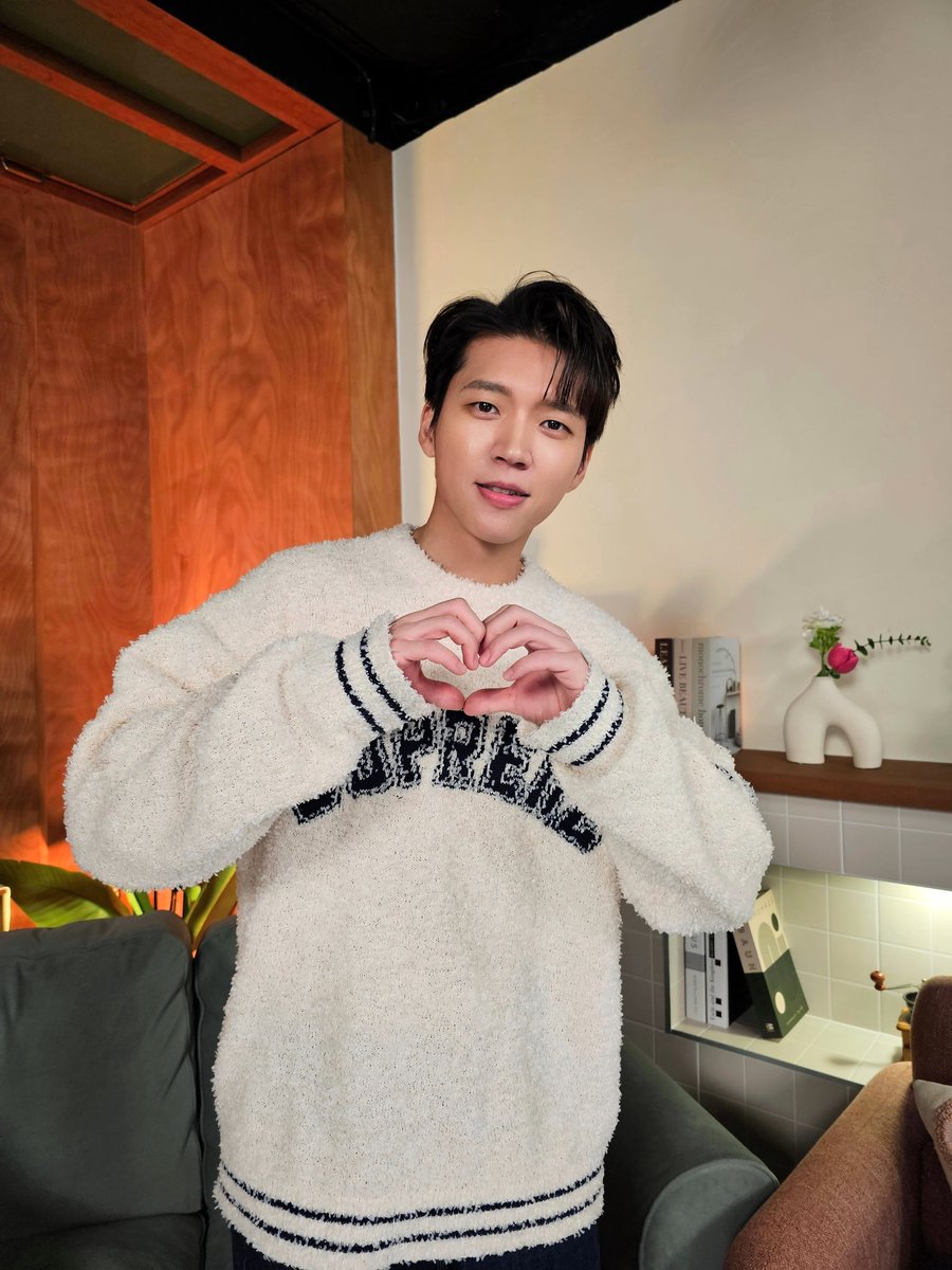 [📸] 

2025.12.25
@ 인피니트 크리스마스 라이브 방송

크리스마스 선물로 두쫀쿠요? - ̗̀🧆  ̖́-

두 눈으로 봐도 안 믿기는 비주얼
쫀득하게 마음에 달라붙는
쿠키처럼 달달한 우현이 찾아왔어요〰︎︎♡

#남우현 #NAMWOOHYUN
#메리크리스마스 #MerryChristmas