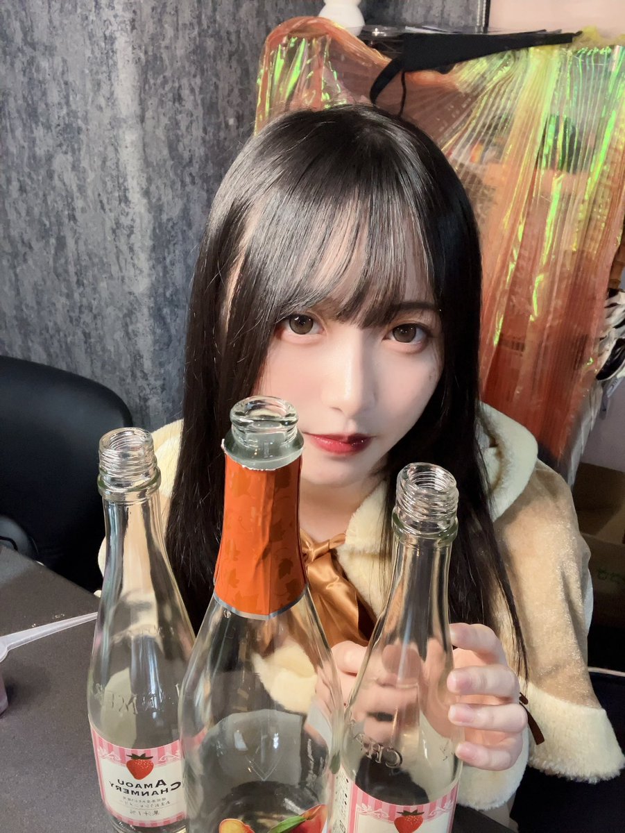 ありがとうございました❕
乾杯もチェキも遠隔もぽん！も全部ありがとうᐡ т · т ᐡクリスマスたくさん会えて嬉しい🥲わいわいだったプレゼントもありがとう！有効活用させていただきます🙂‍↕️トナカイなのか鹿なのか。被っている時間はほぼなかったﾅ
次は27日(土)13-22.5🦚ゆるく年末を楽しも➰