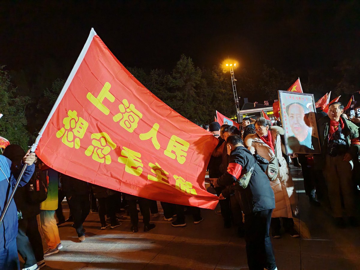 我在这帮忙举旗子，过来两个年轻人问我有没有王副主席的徽章😂