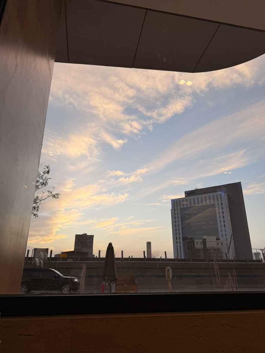 _human44's tweet image. لحظات تخلي وقع تحديات الحياة عليك ألطف💕