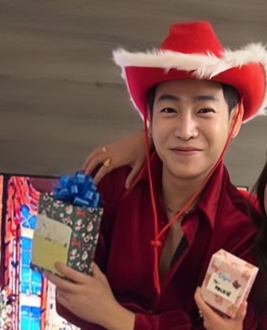 สดใสที่สุดในโลกเลยแงงงงง ดีใจจจจ ที่เค้ายิ้มได้แบบนี้ ยิ้มออกทางตา
🙏🏻🎄✨💓🥰🎅

#เป๊กผลิตโชค #peckpalitchoke <a href="/peckpalit/">Peck Palit</a>
รักเฮียยยยที่สุดเลย แค่เฮียยิ้มได้ น้องก็มีความสุขแล้ว 
ขอให้ปีใหม่นี้ พี่เป๊กและครอบครัว
มีแต่สิ่งดีๆเข้ามานะคะ :))