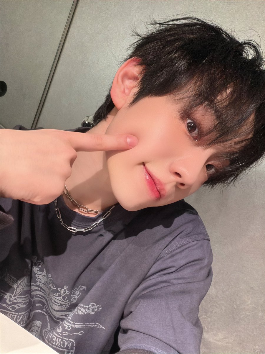 ELASTofficial's tweet photo. 메리크리스마스였당🧑🏻‍🎄🌲

#ELAST #엘라스트 #エラスト
#WONJUN #원준 #ウォンジュン https://t.co/LrZq6mK41A