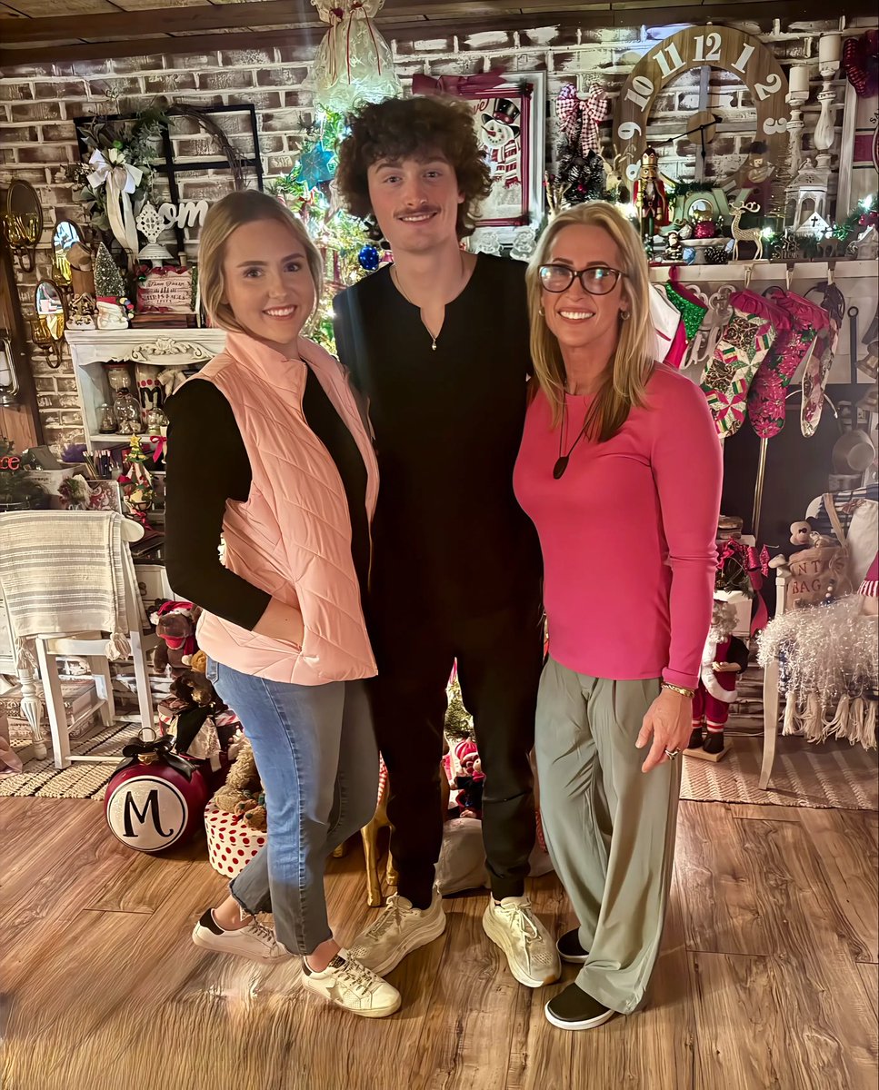 StephMFreeman's tweet photo. Merry Christmas from my family to yours!🎄❤️ https://t.co/tyVx9n1KRD