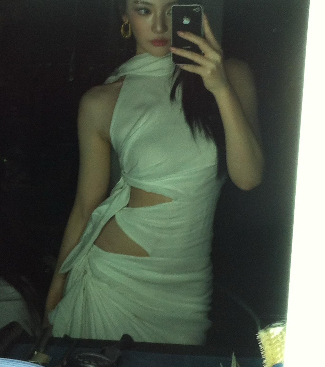 nnglog's tweet image. Ningning used her iPhone 4 for her selfies 😭