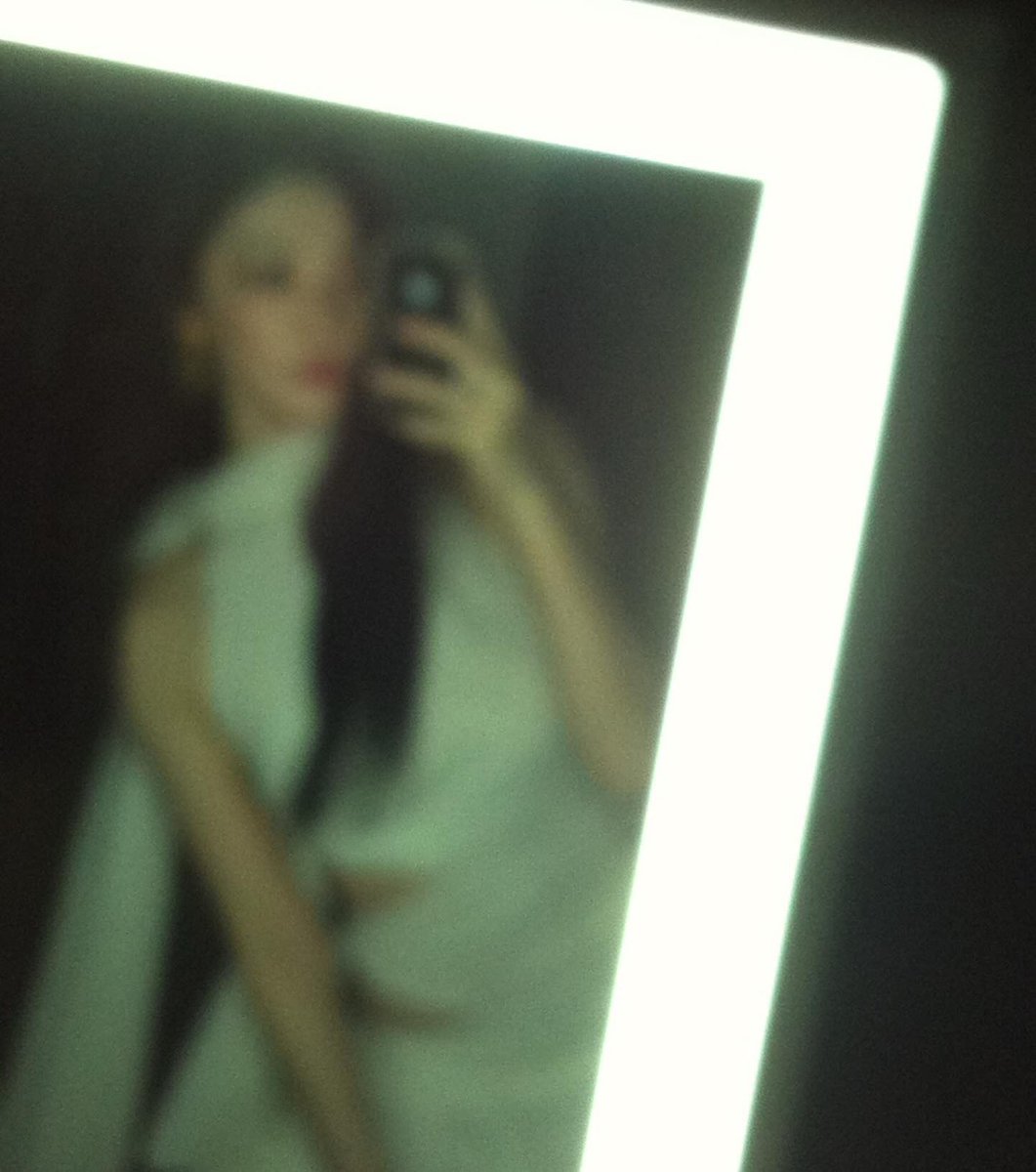 nnglog's tweet image. Ningning used her iPhone 4 for her selfies 😭