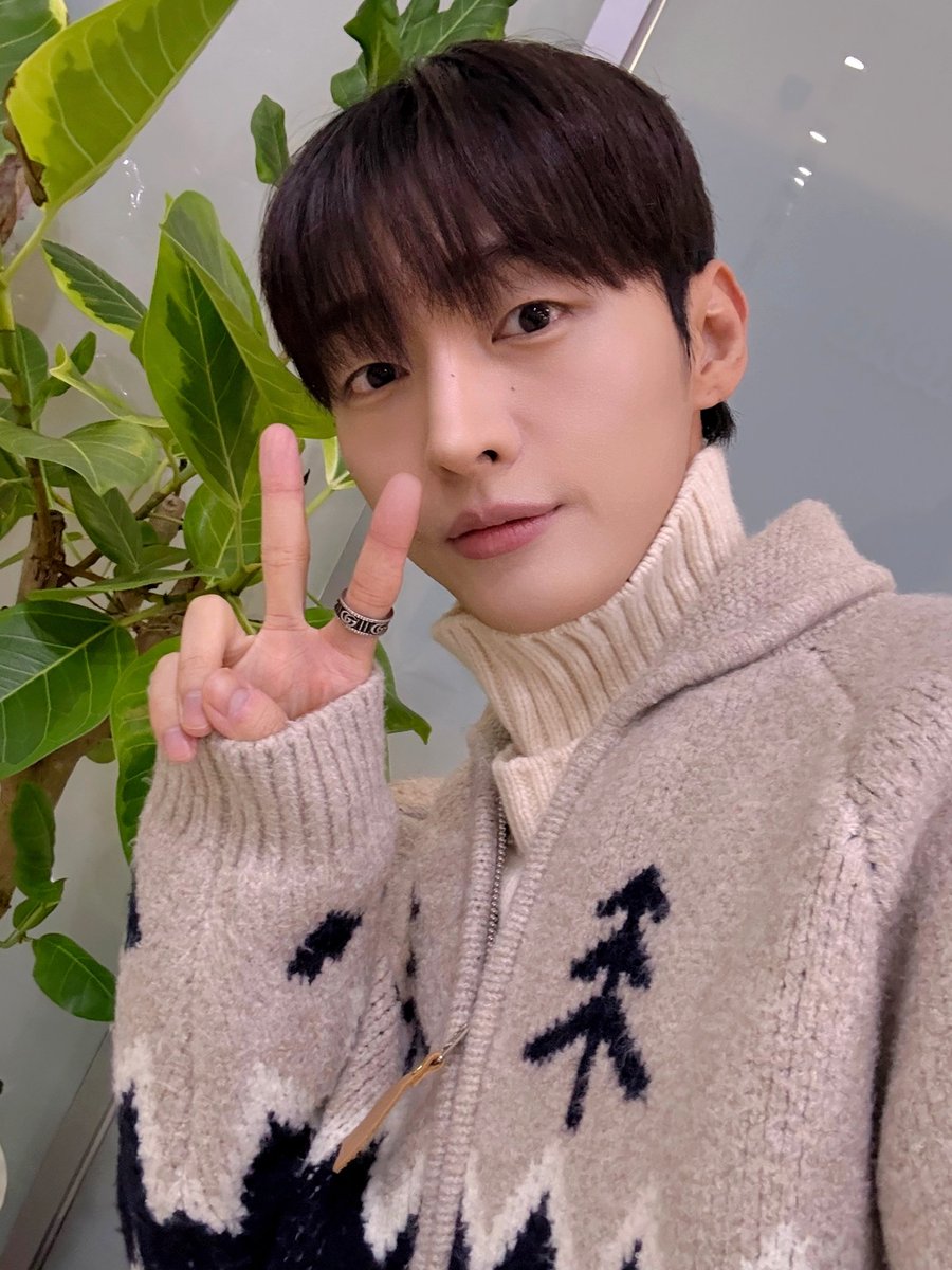 Official_YJS_'s tweet photo. [#오늘의윤잘생]

2025년 마지막 목요일도 볼륨과 행복했어요🩷
볼륨 가족 &amp; 밥알 여러분! 모두 따뜻한 연말 보내고
내년에도 볼륨 업↗️ 변함 없이 함께해요✨️

#윤지성 #YOONJISUNG
#KBSCoolFM #효정의볼륨을높여요 https://t.co/yOtJL26owz