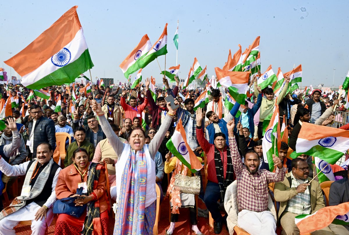 narendramodi's tweet photo. लखनऊ के मेरे परिवारजनों का उत्साह और उमंग इस बात का प्रमाण है कि देश की महान विभूतियों के आदर्श, मूल्य और राष्ट्रसेवा की भावना आज भी जन-जन का मार्गदर्शन कर रही है। https://t.co/196edya92P