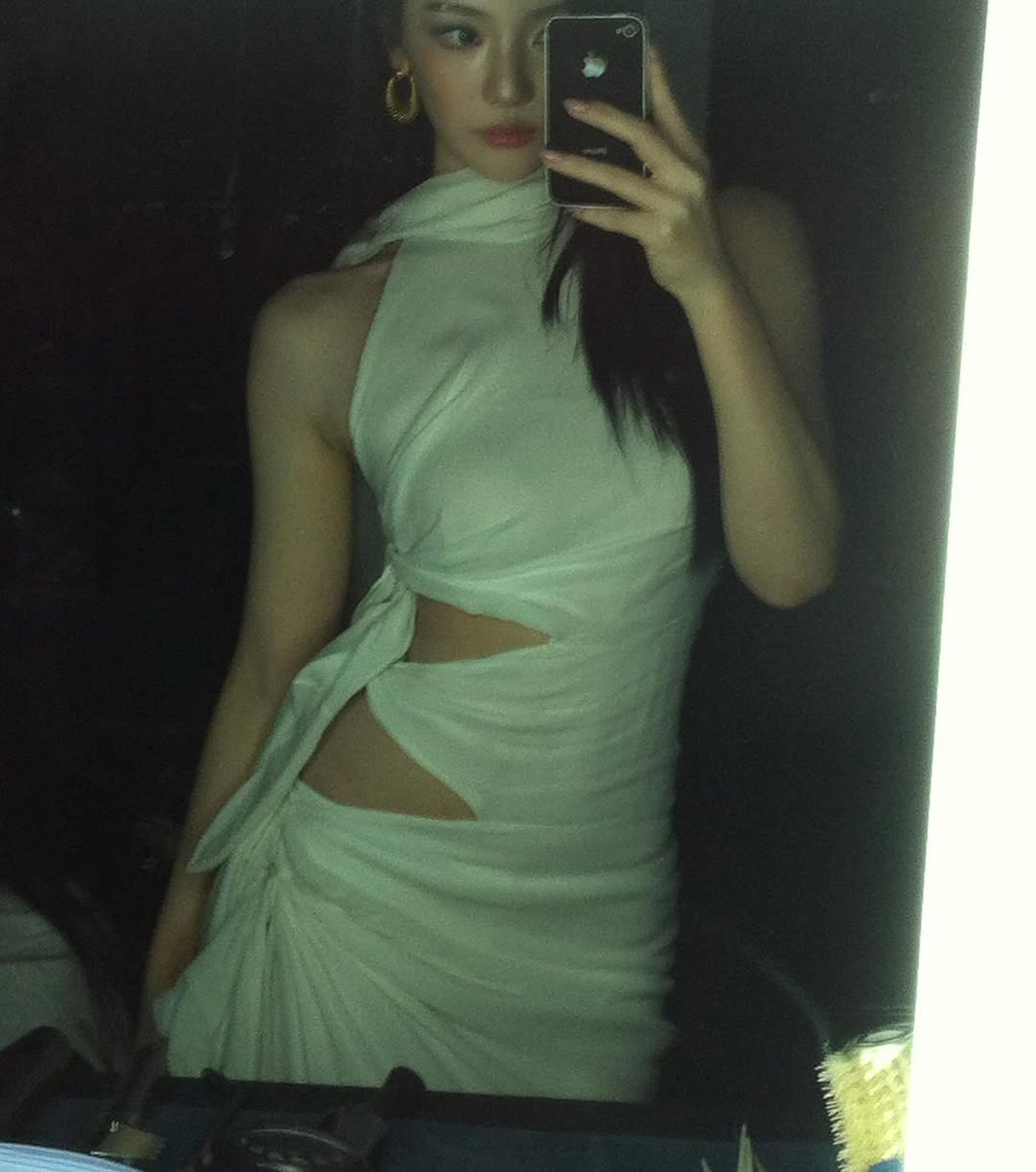 ningfusion's tweet photo. the iphone 4 😭 https://t.co/kBgNYbSa0V