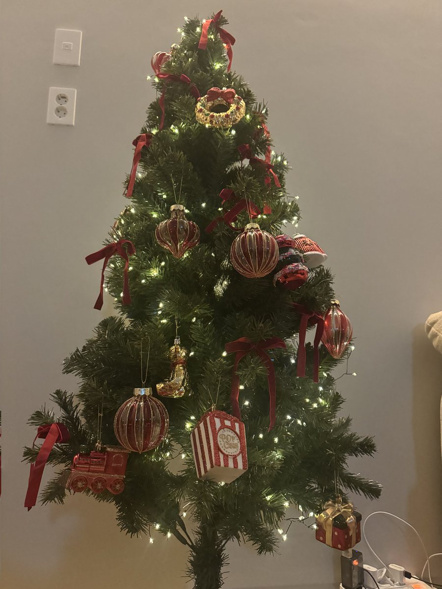 w_o_dz's tweet image. 승연이가 베리즈에 올린 트리랑 요한이가 버블에 올린 트리... 조승연 김요한 크리스마스 같이 보낸 거야?ㅠㅠㅠ🥺