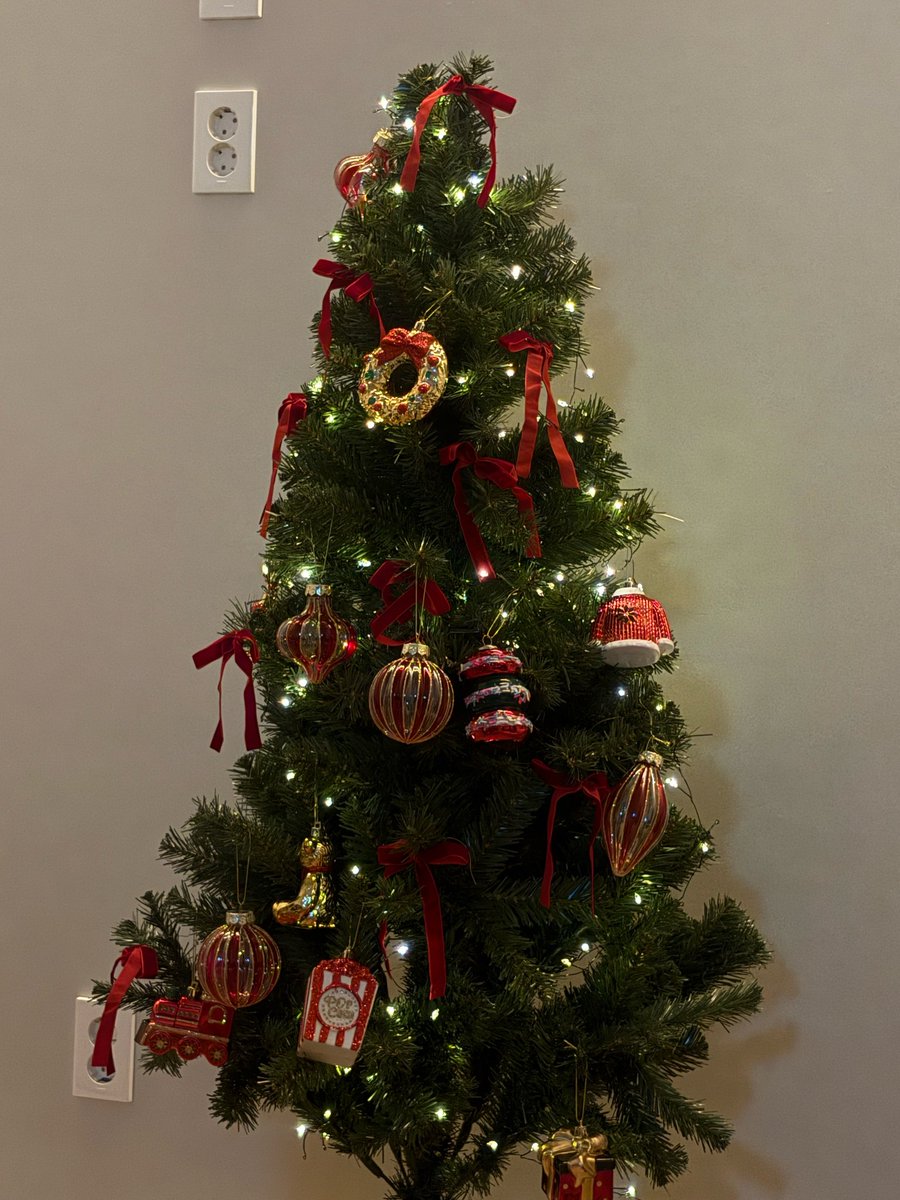 w_o_dz's tweet image. 승연이가 베리즈에 올린 트리랑 요한이가 버블에 올린 트리... 조승연 김요한 크리스마스 같이 보낸 거야?ㅠㅠㅠ🥺