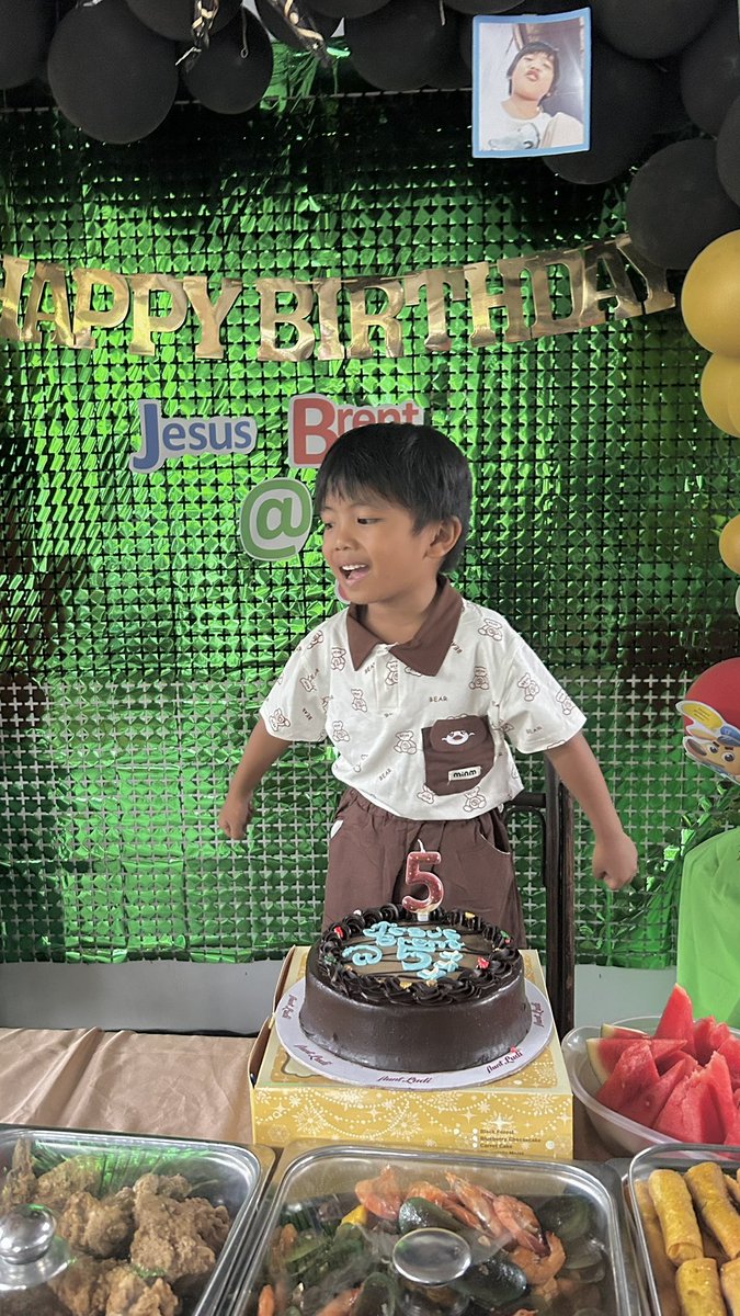 earwinnnnn's tweet photo. happy birthday, our little brent! 😘 https://t.co/fzg6ZYftSr