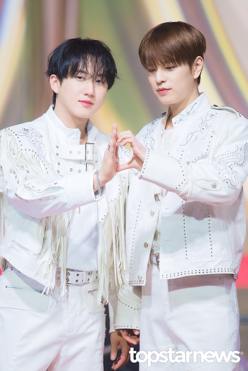 TSN_PHOTO's tweet image. [HD포토] 스트레이 키즈 창빈-승민, ‘크리스마스에는 사랑을’ (2025 SBS 가요대전) #2025가요대전 #가요대전 #레드카펫 #포토월 #프리뷰 #스트레이키즈 #창빈 #승민 topstarnews.net/news/articleVi… &amp;lt;- Original Photo