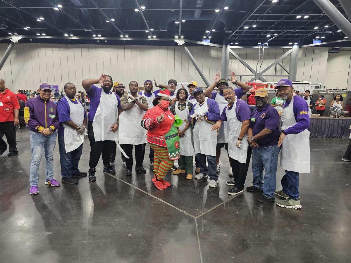 SayitSavoy's tweet photo. Merry Christmas! We were able to serve thousands at the 47th Annual Superfeast! Thank you to all the volunteers for helping us bring the joy to so many Houstonians this Christmas! #MerryChristmas #heartofservice #D9serves #santasfavoritehelper https://t.co/ZTDiR6aAGZ