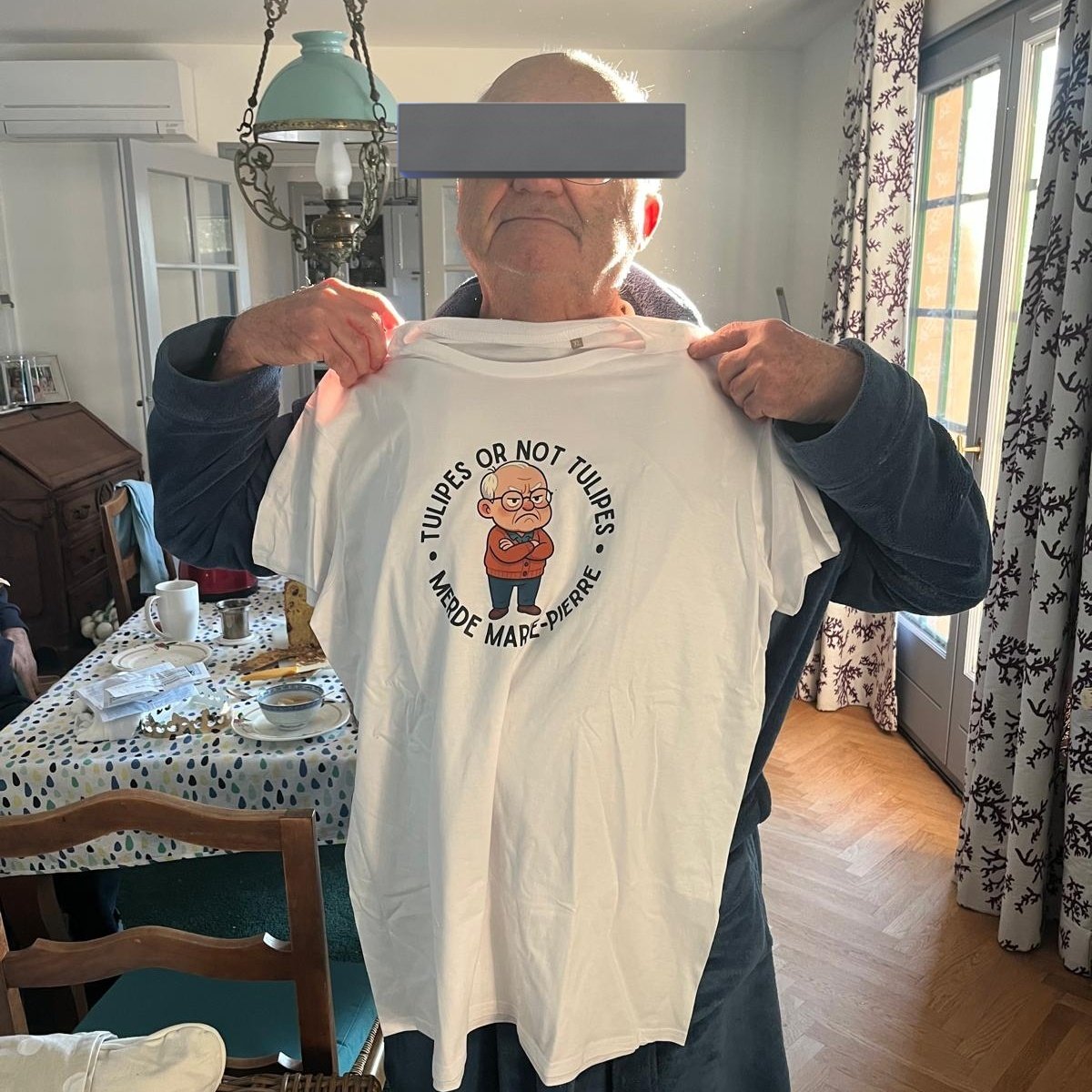 Tiens ? Ahié, Papijoli 😤 a ouvert son cadeau de Noël 🎁

Vous avouerez qu'il y a comme une pointe de ressemblance 😁

(promis si ça dépasse les 1000 likes j'offre un exemplaire du t-shirt sur X à quelqu'un)