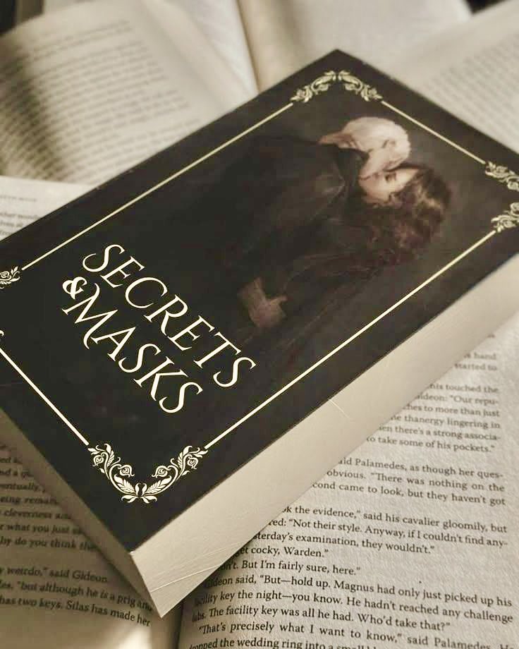 MagicaeMortis's tweet image. @KeepinShadows 

“Para alguien que disfruta de la lectura y del no socializar tanto cómo yo. Espero que sus navidades hayan sido oscuras.”