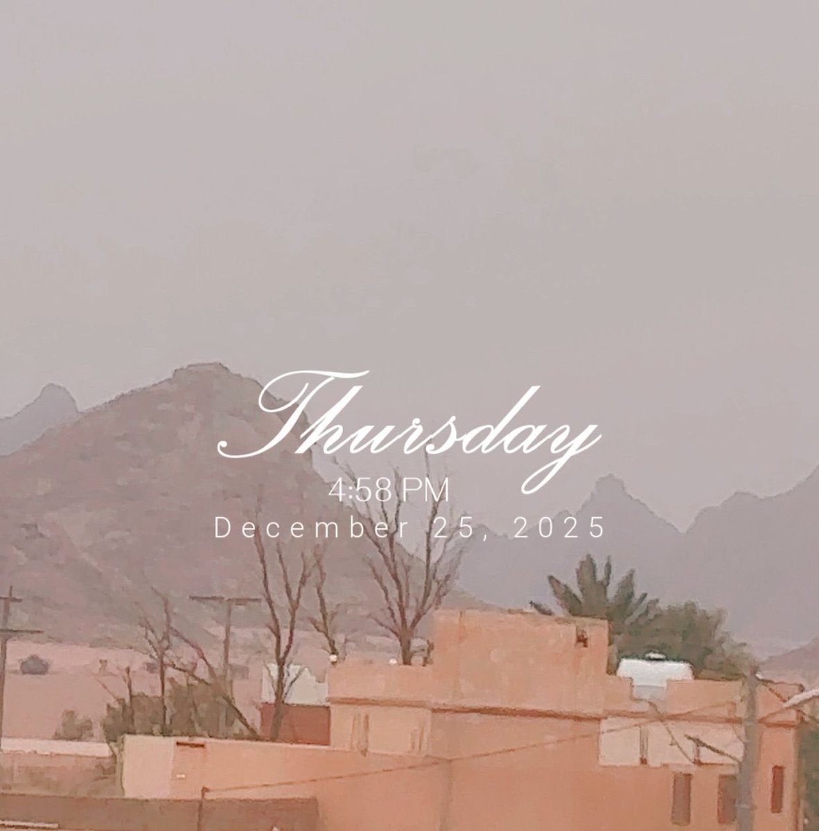 abdulaziz_f1231's tweet photo. #عطنا_صوره_من_تصويرك
أماكن الشاعر / ابراهيم بن شايع المفيد 
-أخو #شمّا -( رحمه الله ) 
وتظهر #القطعا و #جبل_سلمى 
صاحب الحميّة والنخوة والفخريات حيث قال مفتخرا ببلدته السبعان : 
ملافظ الشريان عليه تقيفي 
ما لوجوا بالبيت عن راكب الكور 
وقال حينما هبت مجموعة من أهالي بلدته 
لمؤزارة أهالي ( سلمى)وذلك حينما حاولت  أحدى العشائر العربية الكريمة إجتياح (سلمى) بمواشيها….
جوكم فزوع ٍ من رجال المفيدي 
معهم أم خمس ٍ ما تخطي سطيّة
ومشوكات ٍ يبعدونه بعيدي 
ابْرقا المضيح يدفنون  الرزيّة
ووصل الأمر إلى أمير حائل #الأمير / #عبد_العزيز بن مساعد بن جلوي ، وأنتهى بأمر منه .
وكان رفيقا دائما للأمير ( دوّاس ) أمير #السبعان في رحلاته ( لمكة للحج ، وللرياض لمقابلة ولاة الأمر والملوك ).
وقد قال بالأمير (دواس) قصيدة منها : 
واللي بغاهن ذوّقه جرعة الموت 
لعيون زينات النما والجنايس .