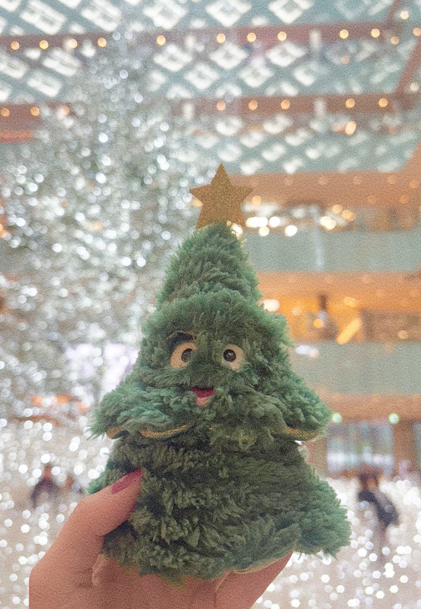 最近うちに仲間入りしたクリスマスツリーのぬいぐるみ見てください。 🎄🌟