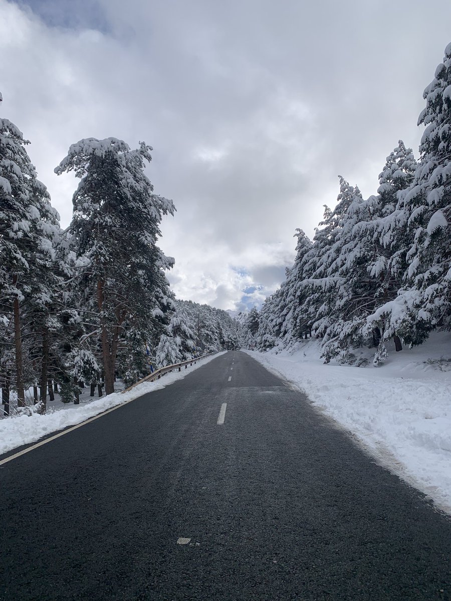 le dije a Ivan de coger el coche y hacer ruta por la alpujarra enseñándole pueblos. Tengo el corazón llenísimo, conduciendo por sitios bonitos, mi chico de copiloto poniéndome música y viendo sitios juntos pero las imágenes no pueden captar lo feliz que soy