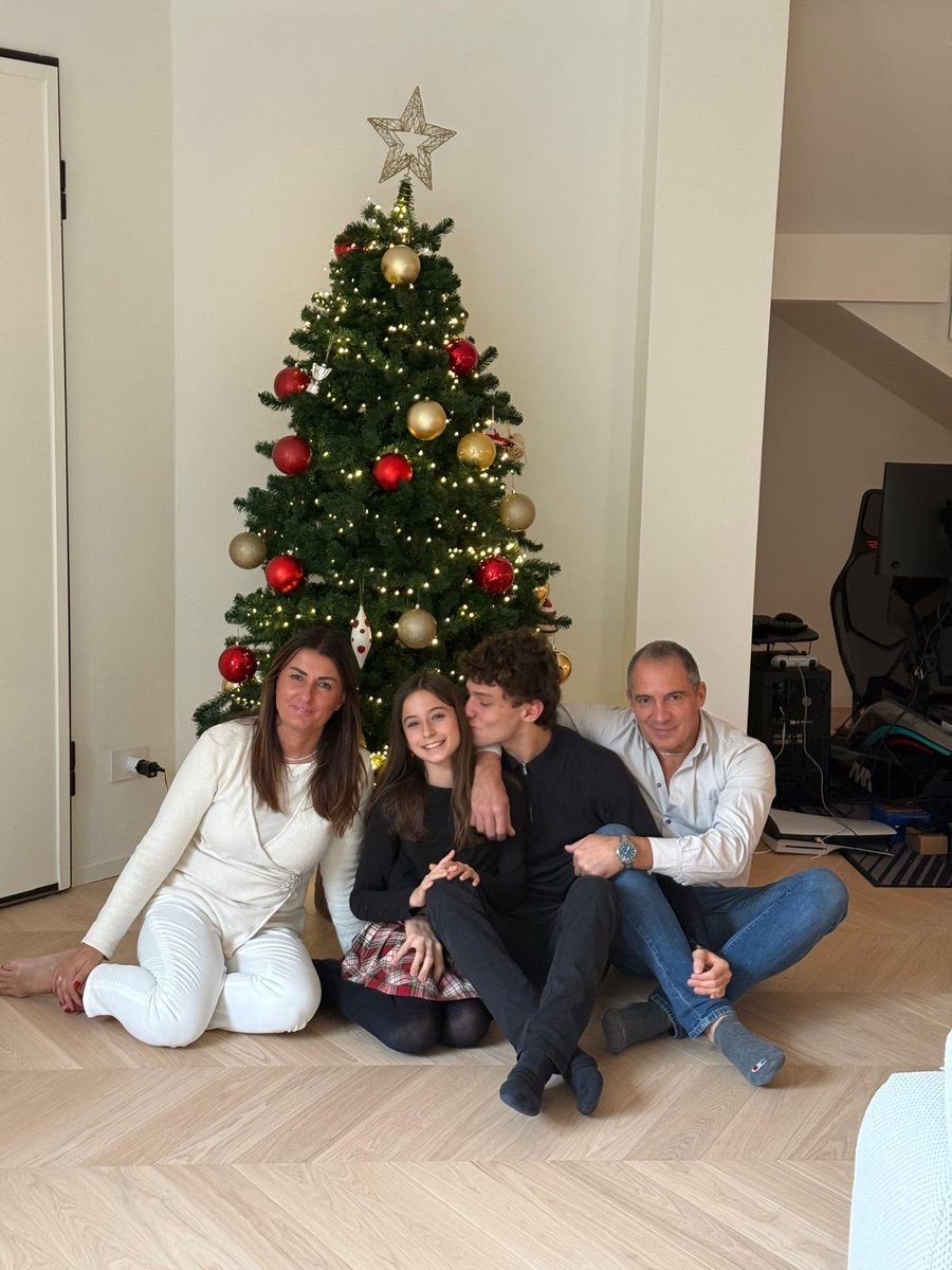 Buon Natale a tutti! Hope you have the best time with your loved ones. May this season be full of light and laughter for you and your family. 🎄