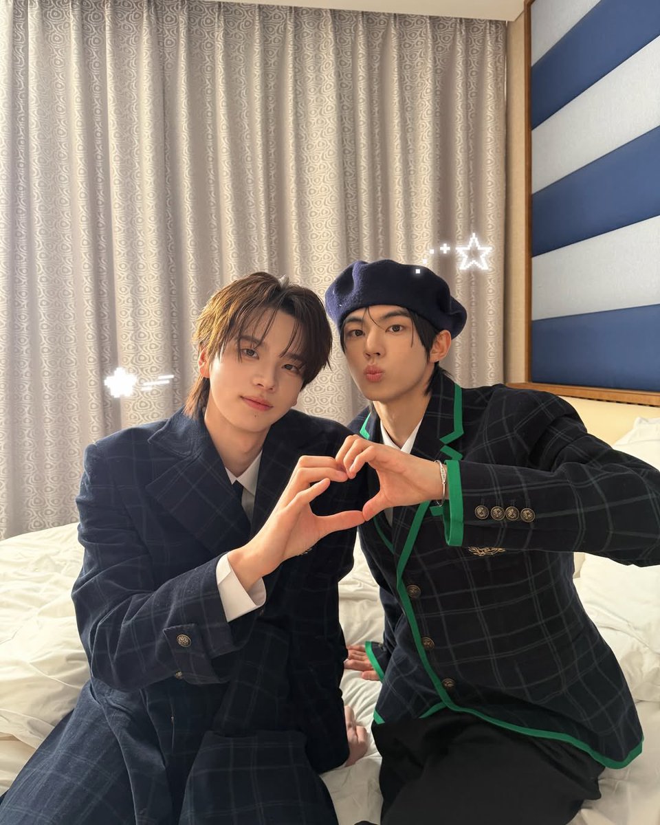 twsshinyu's tweet image. Took pictures with December’s leading rookie in brand reputation. Safe to say he’s still giddy.