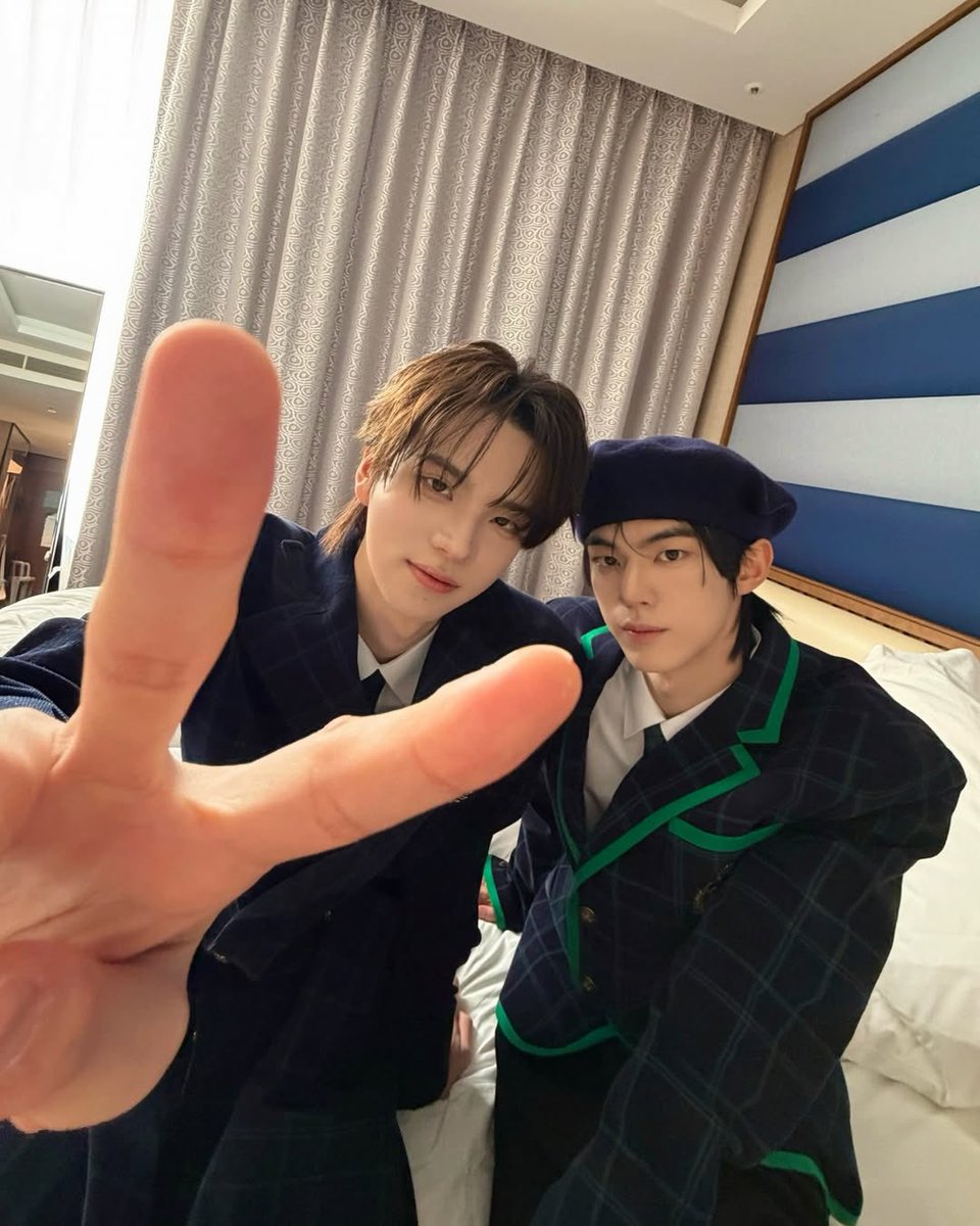 twsshinyu's tweet image. Took pictures with December’s leading rookie in brand reputation. Safe to say he’s still giddy.