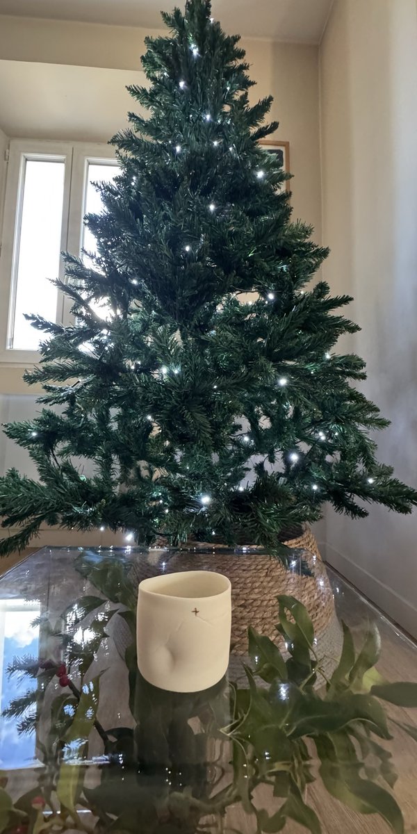 Boire son café le jour de Noël dans une tasse qui porte la physionomie de notre monument naturel, culturel, cultuel : Sainte-Victoire qui veille sur nous, ici bas, à <a href="/aixmaville/">Aix-en-Provence</a> 

Joyeux Noël à toutes et tous.