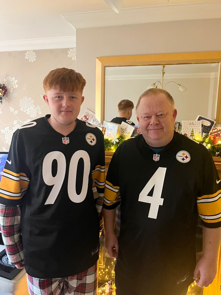 AGilleran's tweet photo. @SteelersIreland 😁☘️ need to wear these in Dublin next year! https://t.co/3RUumMadW0