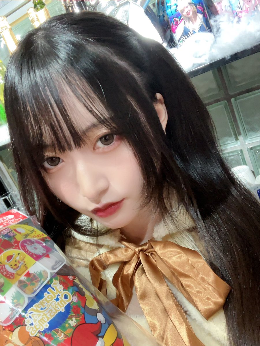 こんな顔してるけどお菓子のブーツ(？)をサンタさんにもらって心からはしゃいでいました