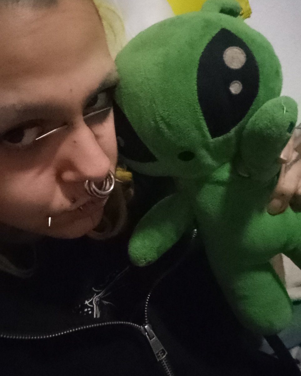 mapachepunki's tweet photo. me presento!

me llaman mapache y también Noxferatu, mi versión más vampírica y travesti. Toda mi vida lo he pasado bastante regu con mi pecho y siempre he tenido claro que para poder llegar a ser yo y vivir feliz en mi piel, NECESITO OPERARME de la mastectomía

DIFUSIÓN!! RT FAV https://t.co/FmStOri5Wp