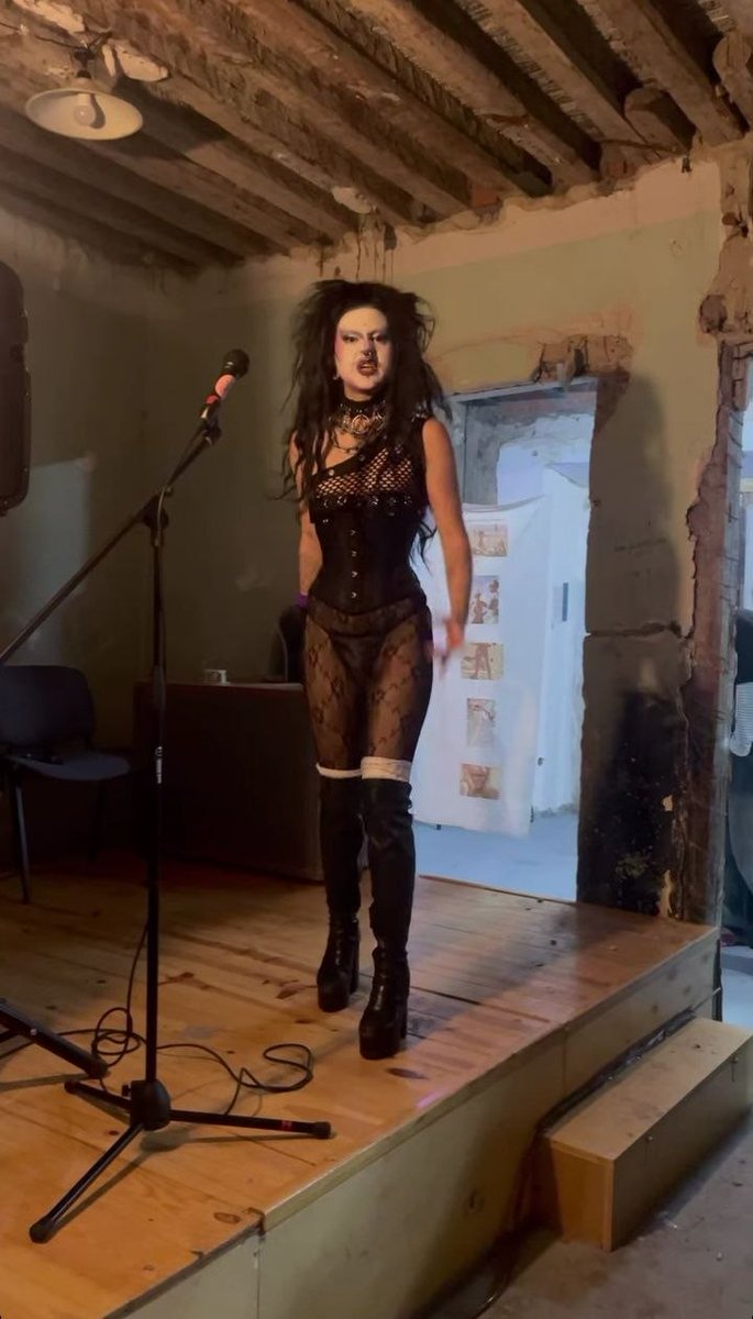 me presento!

me llaman mapache y también Noxferatu, mi versión más vampírica y travesti. Toda mi vida lo he pasado bastante regu con mi pecho y siempre he tenido claro que para poder llegar a ser yo y vivir feliz en mi piel, NECESITO OPERARME de la mastectomía

DIFUSIÓN!! RT FAV