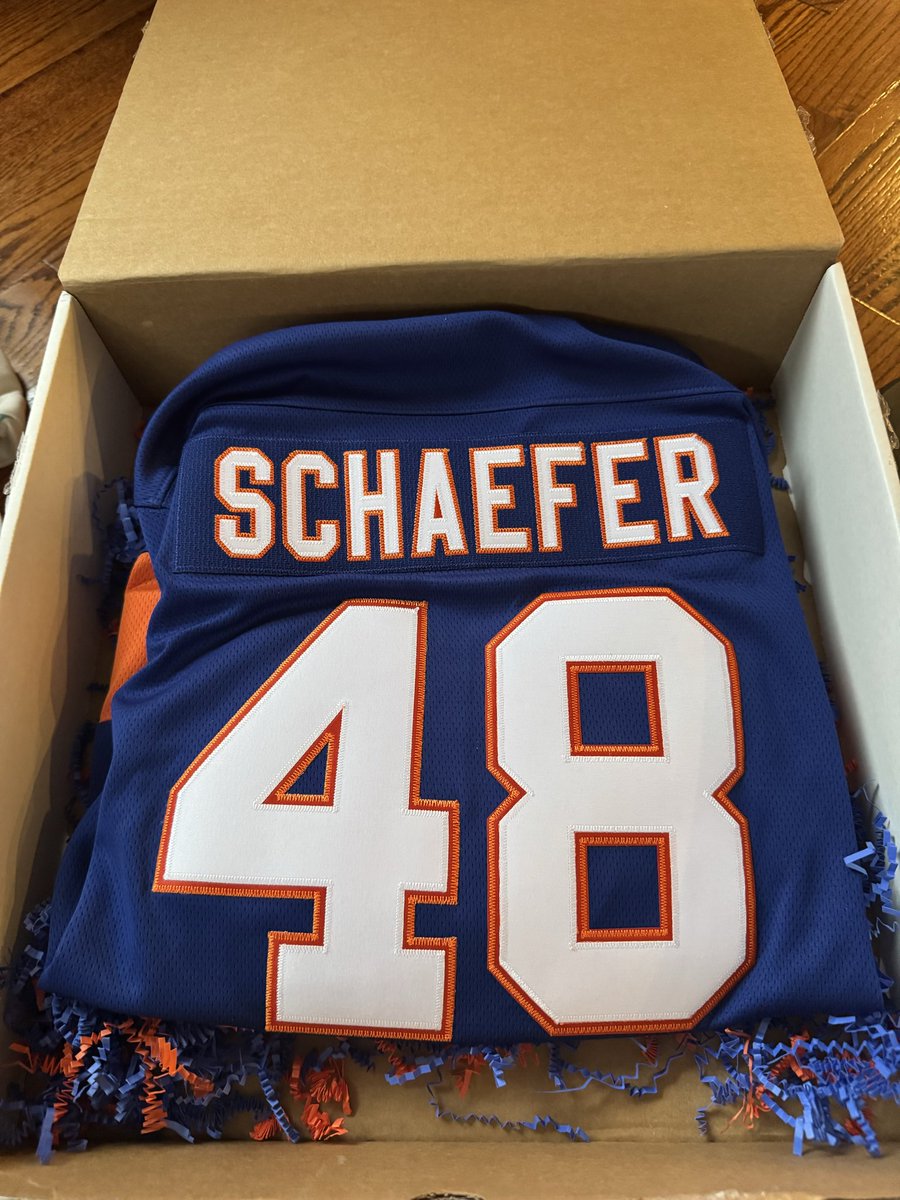 xrayyyy's tweet photo. Christmas isn’t cancelled 😅🧡💙 @NYIslanders  #Isles https://t.co/TlDYjdrgKi