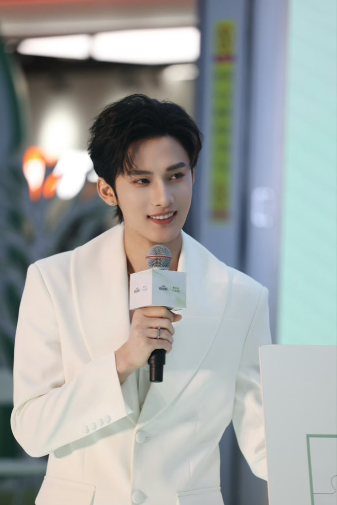 globalDESIRE4_'s tweet image. Desire偷硬盘小分队 UPDATE
weibo.com/7970340627/524…

Merry Christmas ! ! !

#江衡 #OceanJiang #JiangHeng #Desire4