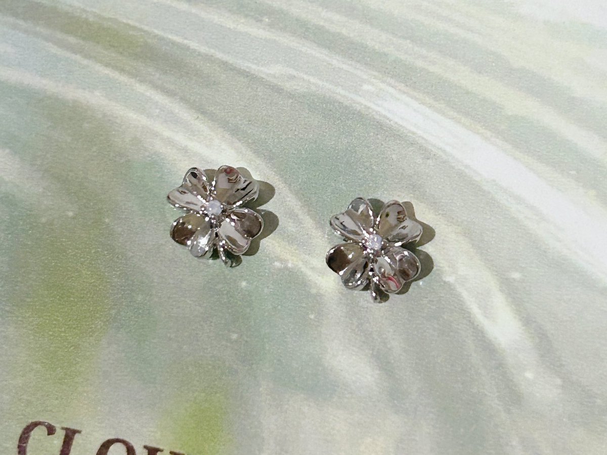 looookmai's tweet image. จากคนเคยชอบดูดวง กลายเป็นคนที่เลิกดูดวงไปเลย แต่หันมาเชื่อในเรื่องพลังงานดีๆ แต่ก็ยังมูอยู่นะ เพราะรู้สึกว่าในวันที่เหนื่อย วันที่แย่ เรายังอยากได้ที่พึ่งทางใจ ก็จะเลือกใส่เป็น accessories เครื่องประดับแบรนด์ไทย อย่างที่ใส่ติดตัวล่าสุดเลยคือ lucky clover…