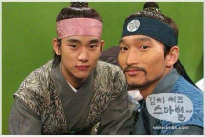 Sooman_Power's tweet image. キムチチーズスマイル ep103の中でクリスマスパーティーにこの仮装で出かけて行ったスヒョン(キムチスの中では役名もスヒョンでした)
時代劇スタイルにニックネームが永登浦って🤣
この頃から本当にイケメンだったけど役は結構なチャラ男でしたね🥰

#김수현 #kimSooHyun #キムスヒョン