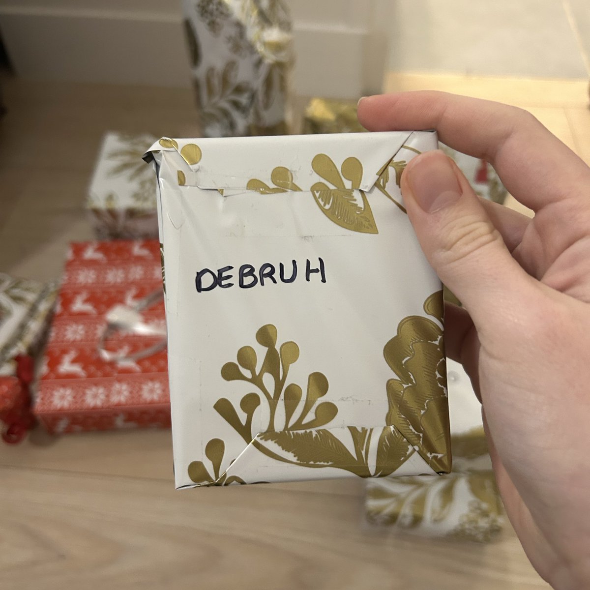 bourdemidieu's tweet image. Jeu : devinez mon prénom à partir de ce qu’il y avait écrit sur mes cadeaux