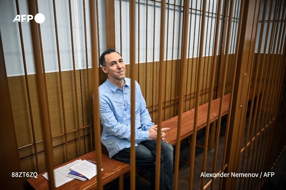 La Russie a annoncé jeudi avoir fait une "proposition" à la France concernant l'affaire du chercheur français Laurent Vinatier, emprisonné en Russie depuis juin 2024 et qui pourrait être jugé pour "espionnage".

➡️  u.afp.com/S8dj