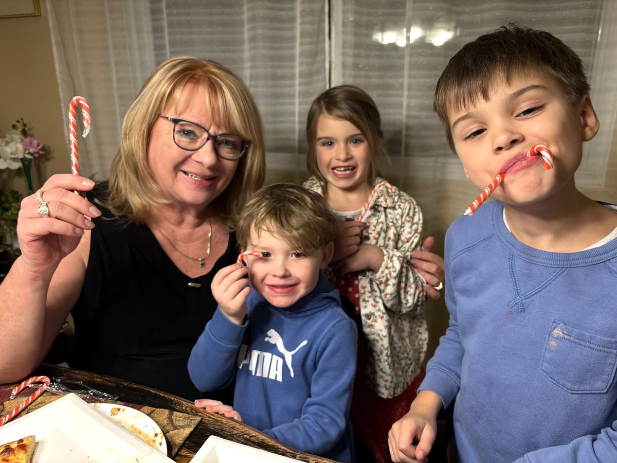 SteveClarkPC's tweet photo. Deanna and I, along with our entire family, wish everyone a very Merry Christmas! May your day be filled with joy and time spent with those you love. https://t.co/CLNzZRpzpA