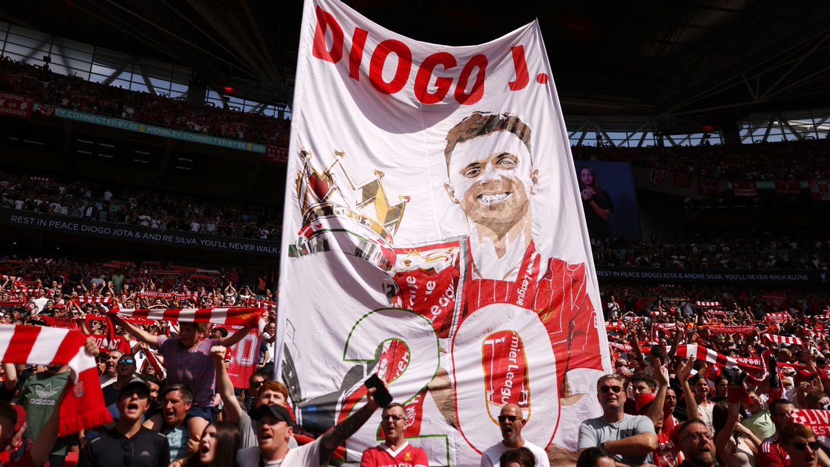 🚨🔴 During his year end review, Arne Slot focused on the loss of Diogo Jota and the pain his family faces this Christmas ❤️✅:

"Doing so leads me to think especially of the family of Diogo Jota on what will be their first Christmas without him.

It is not my place to tell them