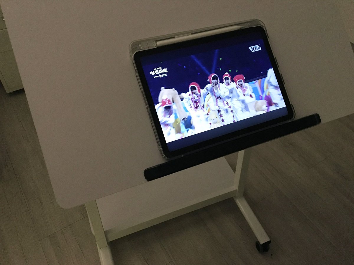 원룸 자취하는데 
이동식 침대 사이드테이블 ㅈㅉ 유용하다..🫰🏻

> 각도조절 + 높이조절 + 이동식 + 발 받침 <
다 가능해서 너무 만족하구

침대에서 아이패드보고 밥먹고 책읽고 ,,
39900원의 행복 ~🍀