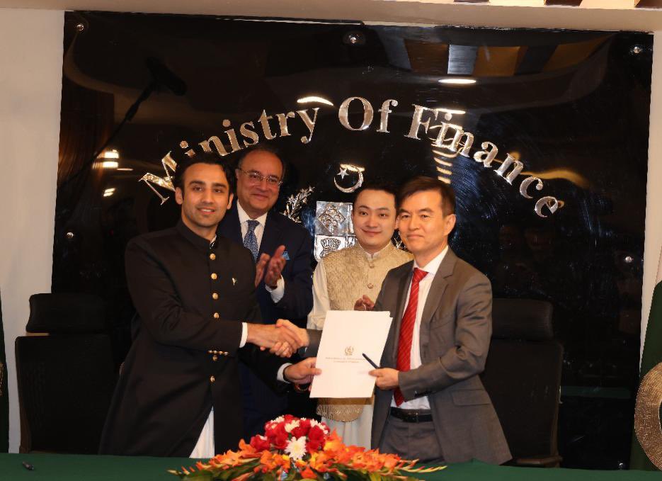 PakistanVARA's tweet photo. Founder of TRON, @justinsuntron, in Pakistan. 

He had productive meetings with senior leadership of the country on the future of blockchain and digital assets. Mr. Sun also sat down for an interview with @BilalBinSaqib, Chairman PVARA, and visited Islamabad, including Faisal Mosque and other key landmarks.