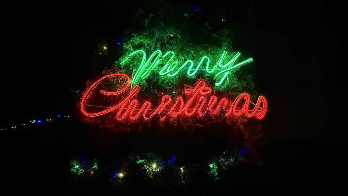 lead230's tweet image. Merry Christmas to all of my friends and family! May God bless each and every one of you this day and always! “No man is a failure who has friends.”