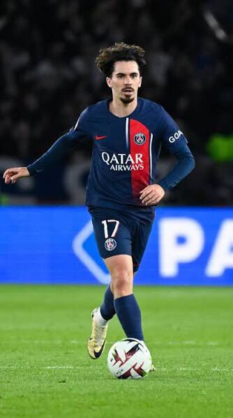 Cite un joueur de Ligue 1 qui est sous côté : 

Je commence Vitinha