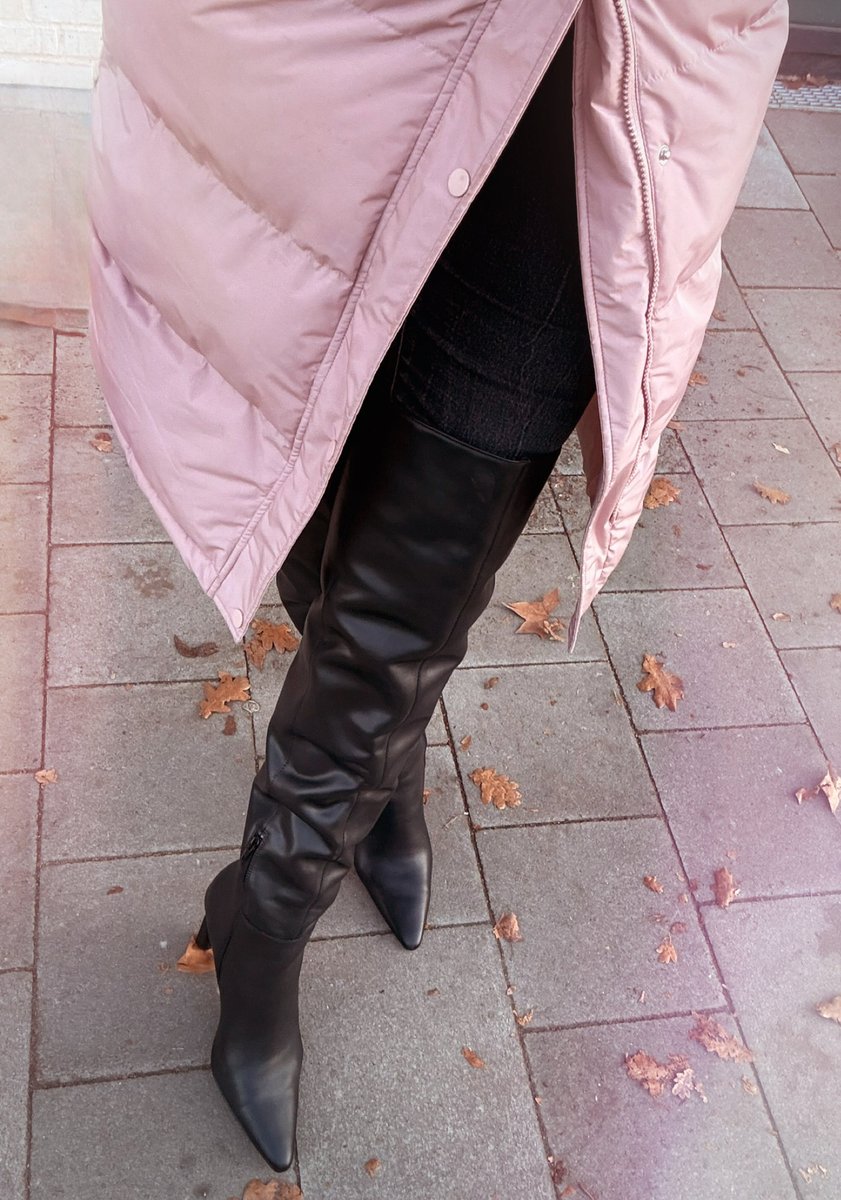 LadyLuxNoir's tweet image. ✨
You want to be put in your place by a strong independent woman in overknee heels.
✨