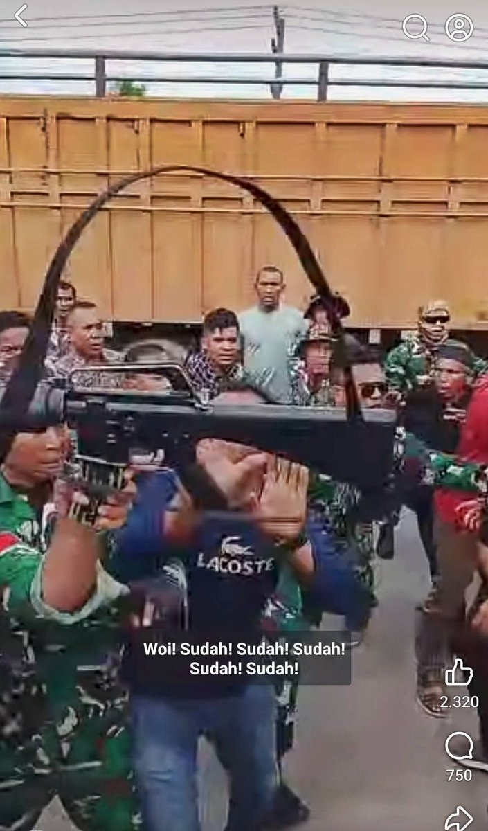 achehsultanate's tweet image. Ini bukan adegan film, ini fakta yang terjadi hari ini. Kekerasan tentara bersenjata dengan rakyat sipil ini bukanlah antara rakyat Gaza melawan tentara penjajah Israel, tapi ini terjadi di Aceh Utara hari ini.