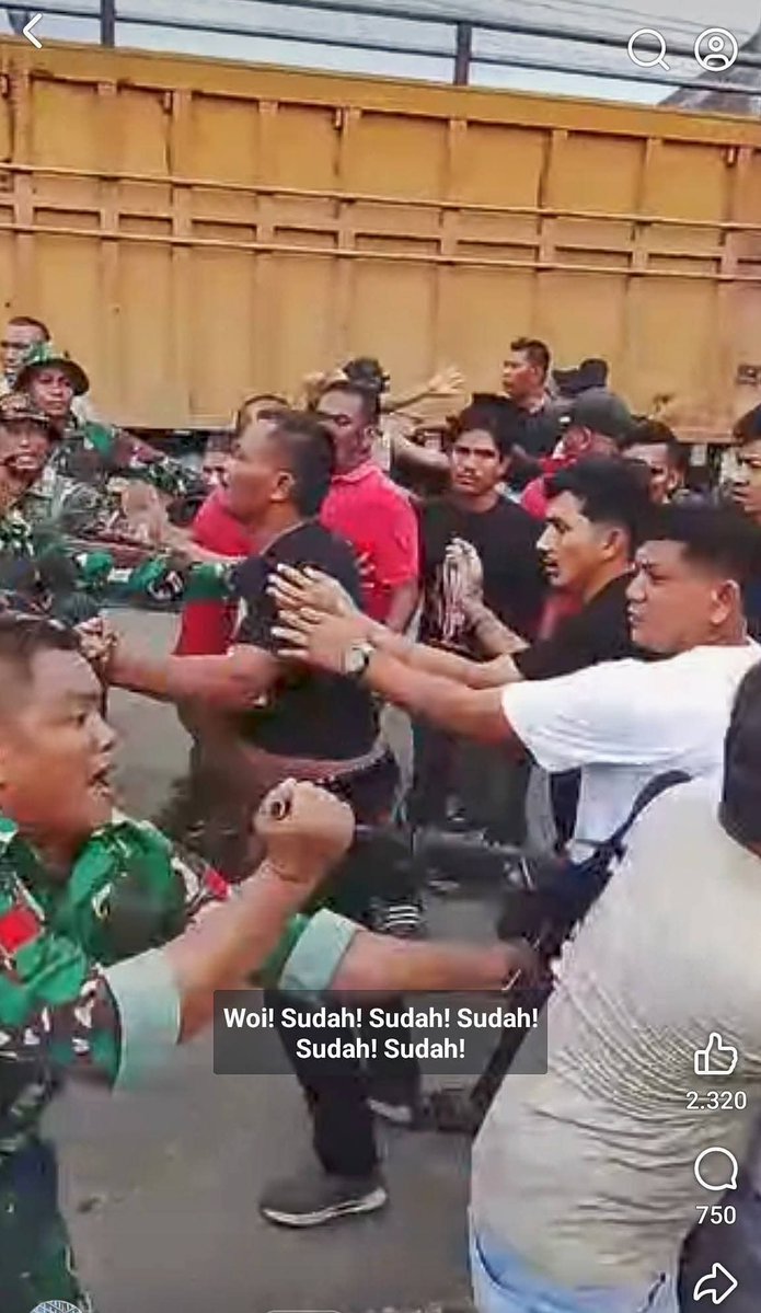 achehsultanate's tweet image. Ini bukan adegan film, ini fakta yang terjadi hari ini. Kekerasan tentara bersenjata dengan rakyat sipil ini bukanlah antara rakyat Gaza melawan tentara penjajah Israel, tapi ini terjadi di Aceh Utara hari ini.