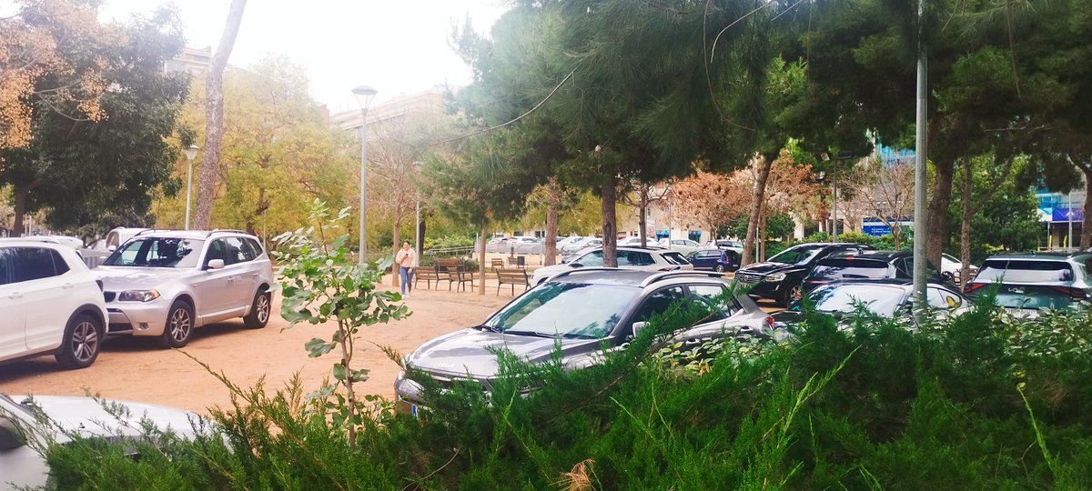 Hola <a href="/GUBBarcelona/">Guàrdia Urbana Barcelona</a> 
En los jardines de Can Mantega, Distrito de <a href="/BCN_SantsMont/">Districte de Sants-Montjuïc</a> parece que han hecho un parking público o es solo a mí a quien me lo parece...
Ya entiendo que es Navidad pero eso no lo justifica todo.
Confío actúen en consecuencia
Feliz Navidad!