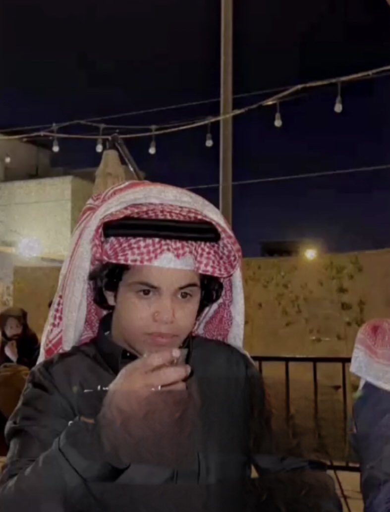 msfer123q1's tweet photo. ترى أصعب الدموع هي 
الدموع التي لاتذرف 

وأصعب الحروب هي التي تخوضها
 وحدك انت لايدري بها احداً 💔✋🏻

لي أكثر من سنة وانا اليتيم اللي يعيد دعاه
لا جيت أقول يالله ترحمه قلت اللّٰه الشافي

لي أكثر من سنة لاجاء العصر ولمت مركاه
عجزت استوعب ان غريّب اللافي ماهو لافي https://t.co/GKCqH6SOp5